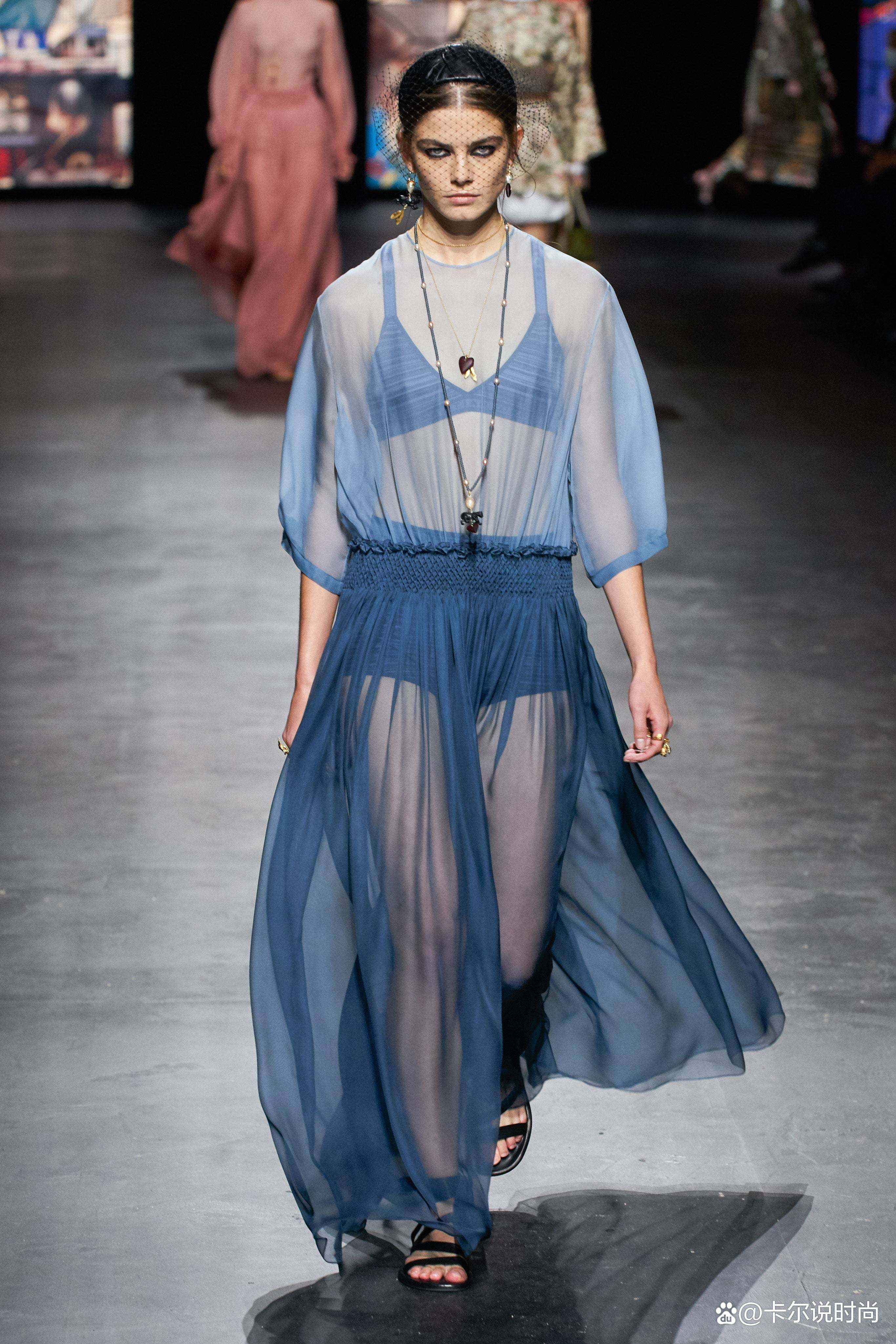 dior带您踏上神秘之旅:揭开迷人的塔罗牌系列!