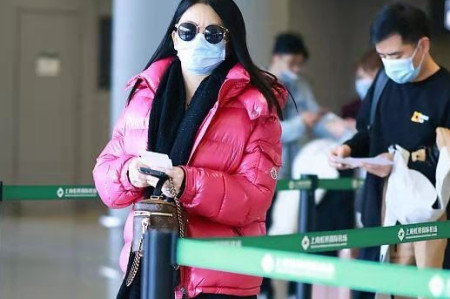 离婚风波之后，李湘现身机场，这一次的她到底怎么了？(图1)