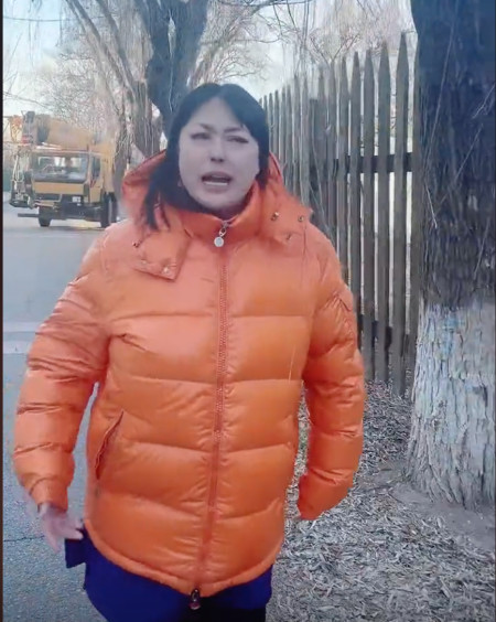 李菁菁患癌后近况曝光,与小21岁老公当街吵架,男方嬉笑不理会(图4) 李菁菁患癌后近况曝光,与小21岁老公当街吵架,男方嬉笑不理会(图4)