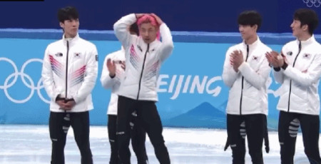 韩国短道名将领奖台上突然跳舞看呆队友，遭集体嘲讽：丑人多作怪