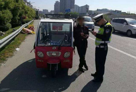 开老年代步车上路被抓,大爷不服气反问交警:买车的时候你哪去了(图6) 开老年代步车上路被抓,大爷不服气反问交警:买车的时候你哪去了(图6)