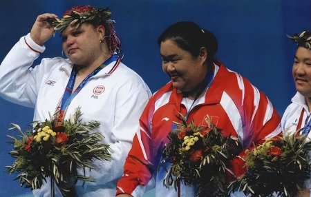 记得“七窍流血”的奥运举重冠军吗？43岁200斤，头发花白显老态