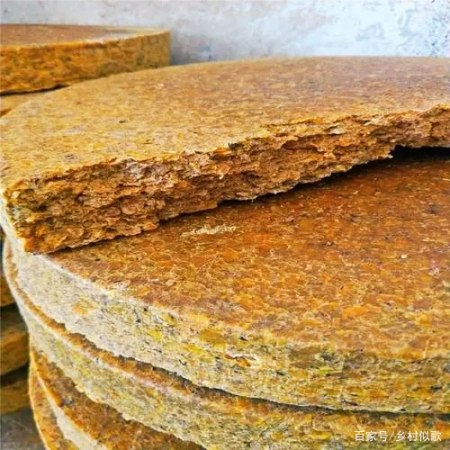 豆饼是从大豆榨油后所得的油饼,可做饲料,也可做肥料.