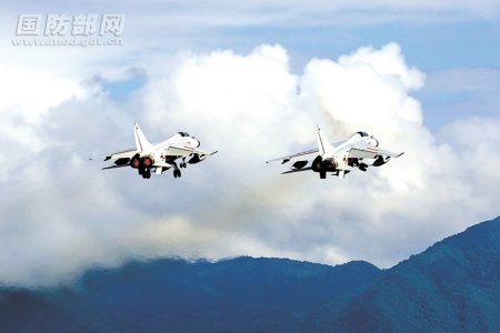 海軍航空兵某旅組織飛行訓練