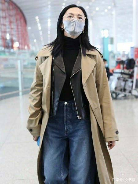 长风衣叠穿皮衣外套,脚踩马丁靴女王范十足