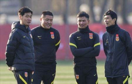 早上6点！上海媒体最新报道引爆争议，球迷吐槽：国足换帅是笑话