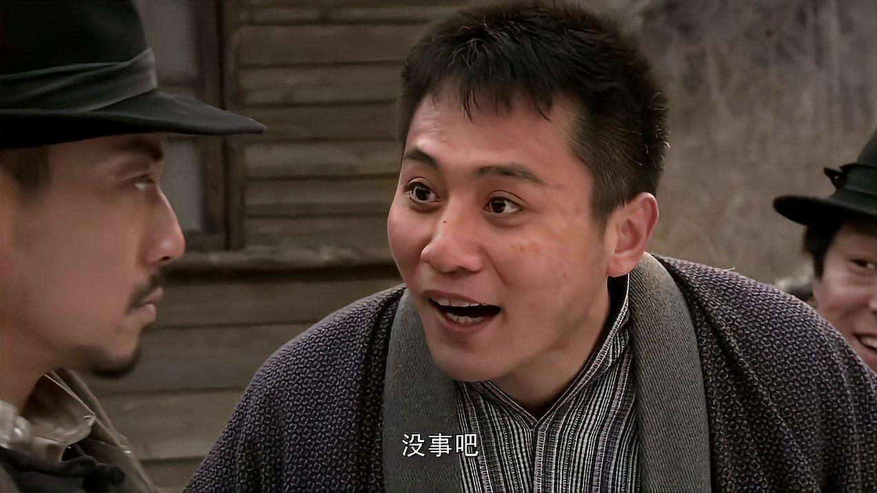 火线三兄弟:老三和老大被伪军围困,老二前来相救,却被打一巴掌