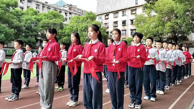 长沙东晖小学举行少先队员建队日活动 唱响《红领巾,我为你骄傲》