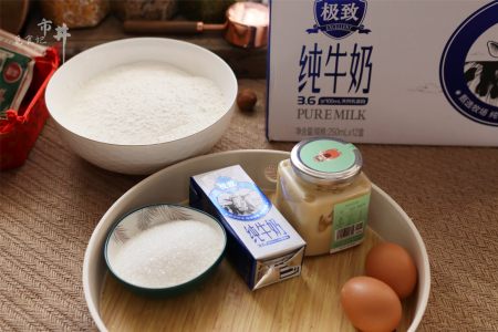 食材:面粉500克,纯牛奶200毫升,鸡蛋2个,食用油10克,酵母粉6克,糖50克