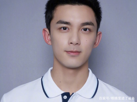 吴磊弟弟变爷们了?