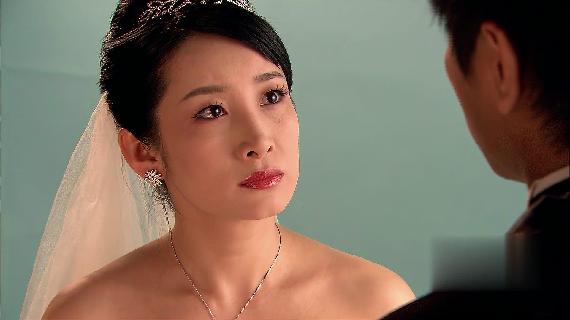 再过把瘾:空姐为了赶时间,竟直接在车上换装,司机当场看傻眼了