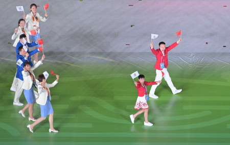 可可爱爱！全运会广东代表团出场，全红婵小妹妹带头“冲鸭”