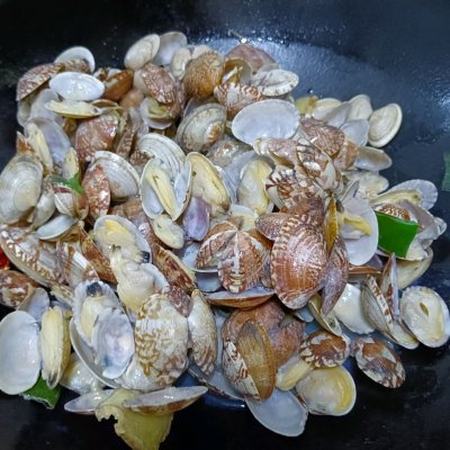 红岛蛤蜊很有名,青岛人的餐桌离不开海鲜,辣炒蛤蜊味