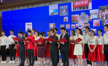 中传校花冯琳再次登台领诵,身份气质大有不同,或已拿到保研名额(图4) 中传校花冯琳再次登台领诵,身份气质大有不同,或已拿到保研名额(图4)