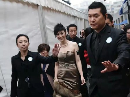 陈法蓉穿露肩装亮相,被指排场太大,网友:“真把自己当巨星了”(图4) 陈法蓉穿露肩装亮相,被指排场太大,网友:“真把自己当巨星了”(图4)