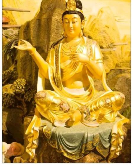 如唐代诗人司空曙《题凌云寺》诗:"百丈金身开翠壁,万龕灯焰隔烟萝.