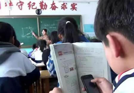 为了藏手机,学生花样百出,老师祭出“秘密武器”一网打尽(图2) 为了藏手机,学生花样百出,老师祭出“秘密武器”一网打尽(图2)