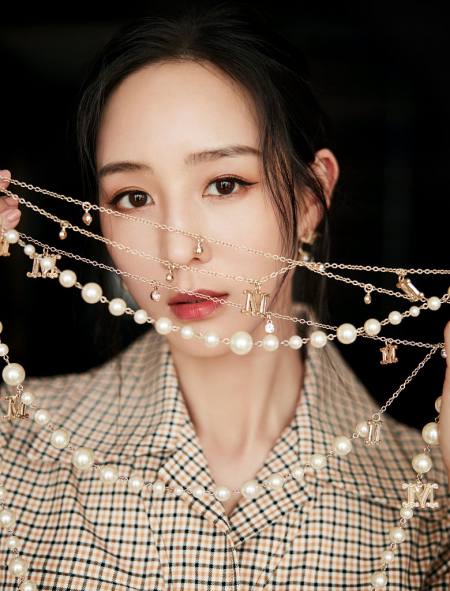 张钧甯气质出挑,身穿复古格子裙优雅大方,眼神充满了故事感