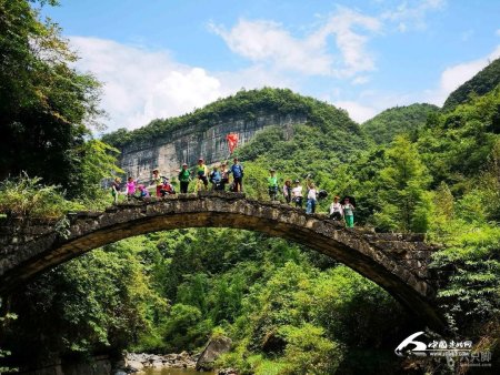 康养金地和美建始厚植 绿水青山 根基描绘 金山银山 画卷