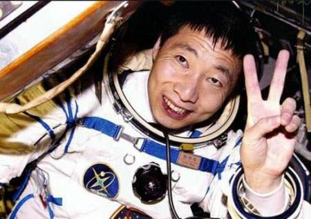 杨利伟在太空中听到“敲窗”声？10年后谜底揭开，庆幸捡回一条命