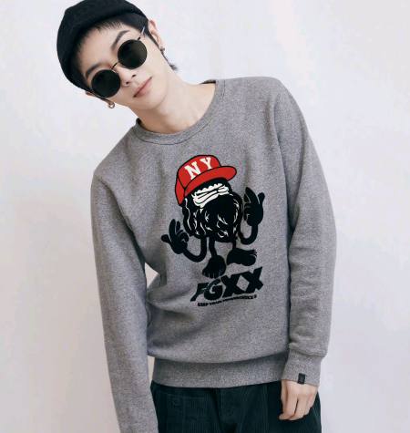 配图中华晨宇微蹲加歪头,戴着一副眼镜,穿着一件灰色卫衣