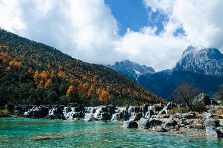 玉龍雪山是亞熱帶高原季風氣候區的極高山,扇子陡是海拔最高處,高達