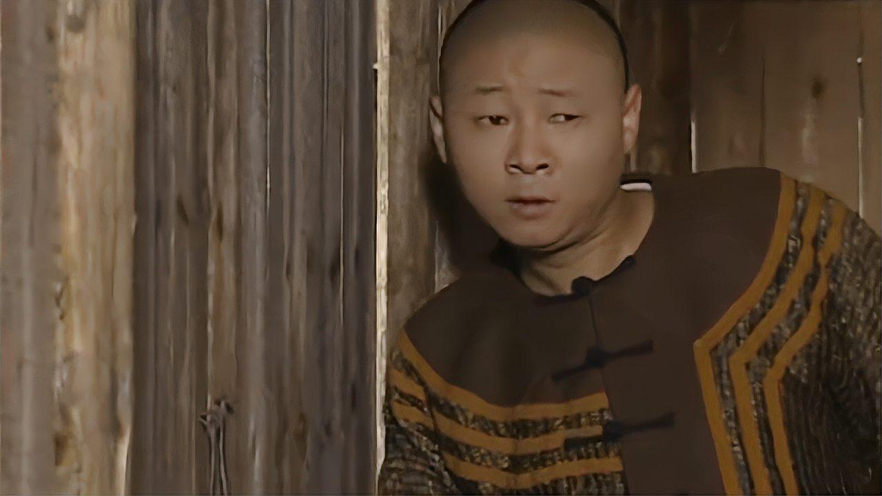 康熙微服4:三德子以为小桃红出事,扒门缝偷看,竟是这场景