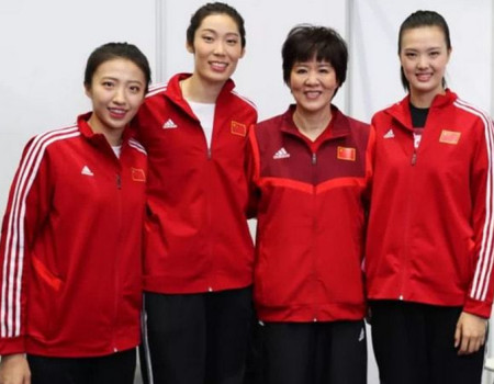 中国女排主教练人选再变！不能再推迟选拔了，这个方案未尝不行