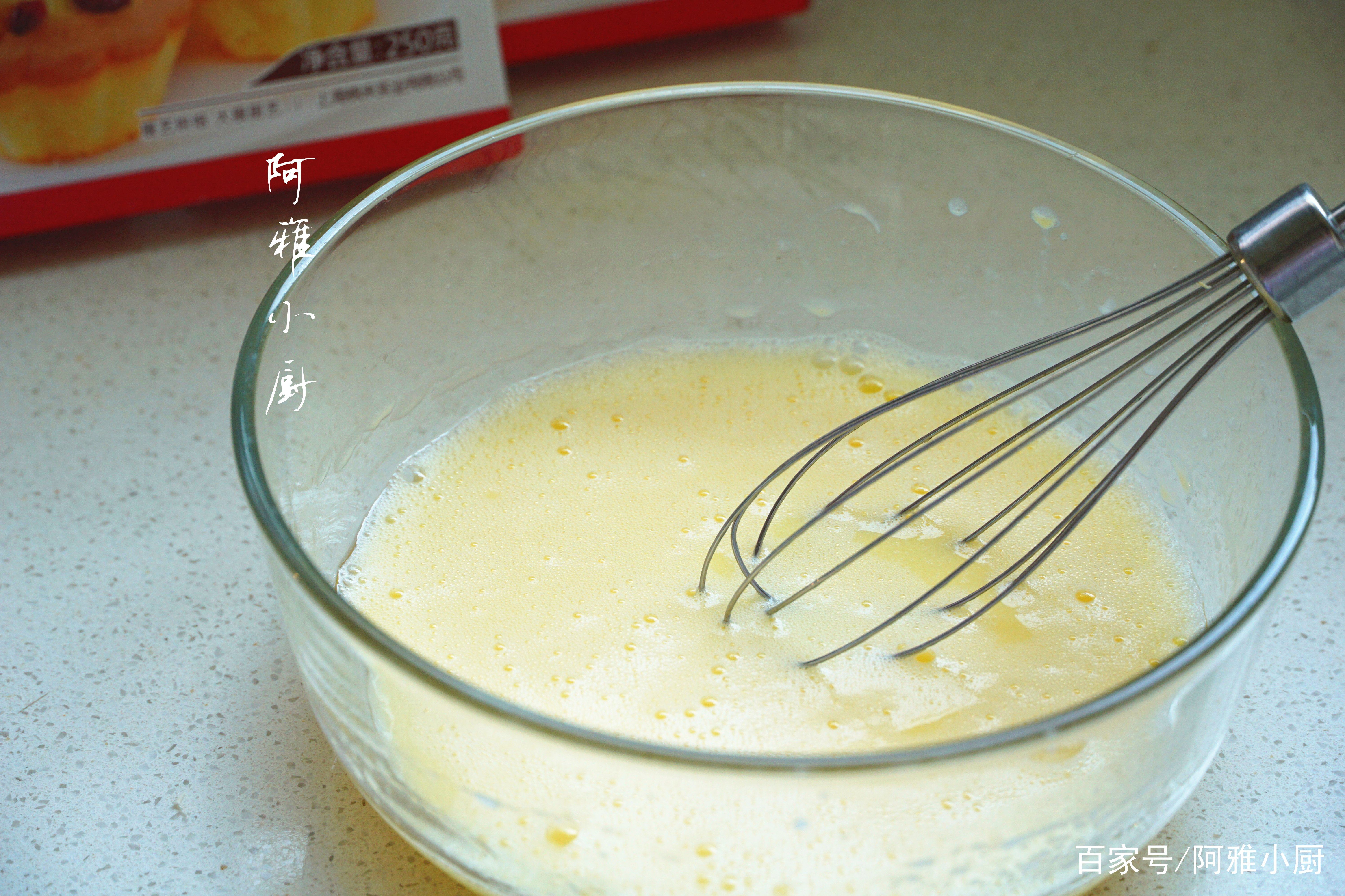 把玛芬蛋糕预拌粉250g加入到鸡蛋牛奶糊中,搅拌均匀,这一步不需要打发