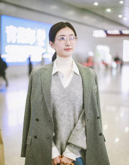 江疏影披着西装配宽松牛仔裤,看到这站姿网友笑了:女神变大佬!