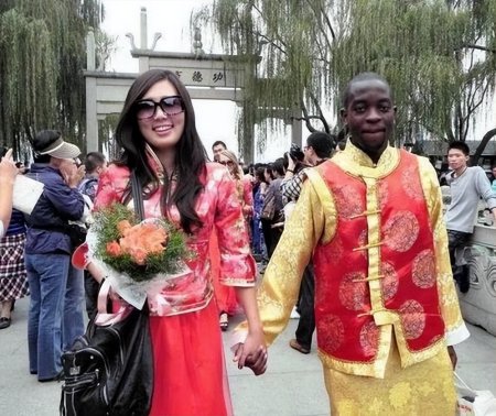 中国人到非洲打工，为何与本地姑娘结婚？中国丈夫：她们容易知足