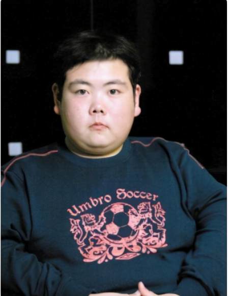 17年前,因一张照片爆红的"网红小胖,如今结婚生女成这般模样
