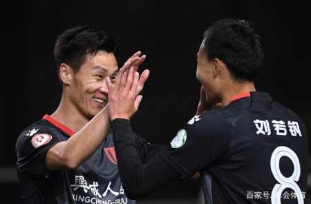 同样是豪门新星踢中甲，刘若钒10场进7球，而他却至今一球未进