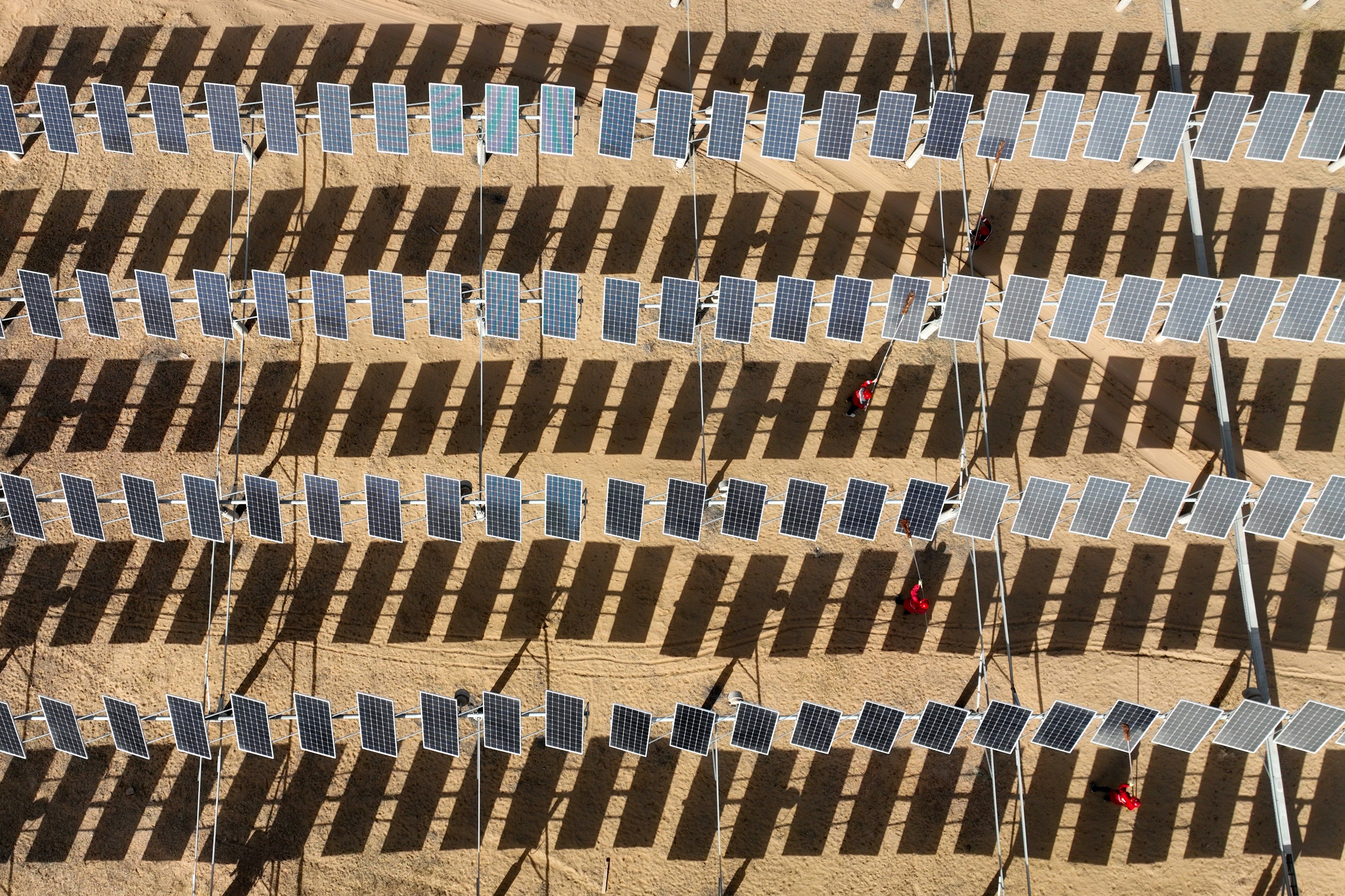(经济)沙漠光伏迎"体检" 护航绿色能源