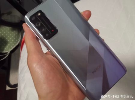 鸿蒙系统+麒麟芯片+5G双模,跌至1369元,售价更亲民了(图4) 鸿蒙系统+麒麟芯片+5G双模,跌至1369元,售价更亲民了(图4)