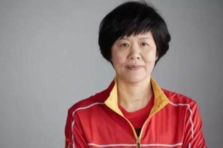 郎平当年卸任中国女排主教练，为何由胡进上任，张蓉芳做了什么？