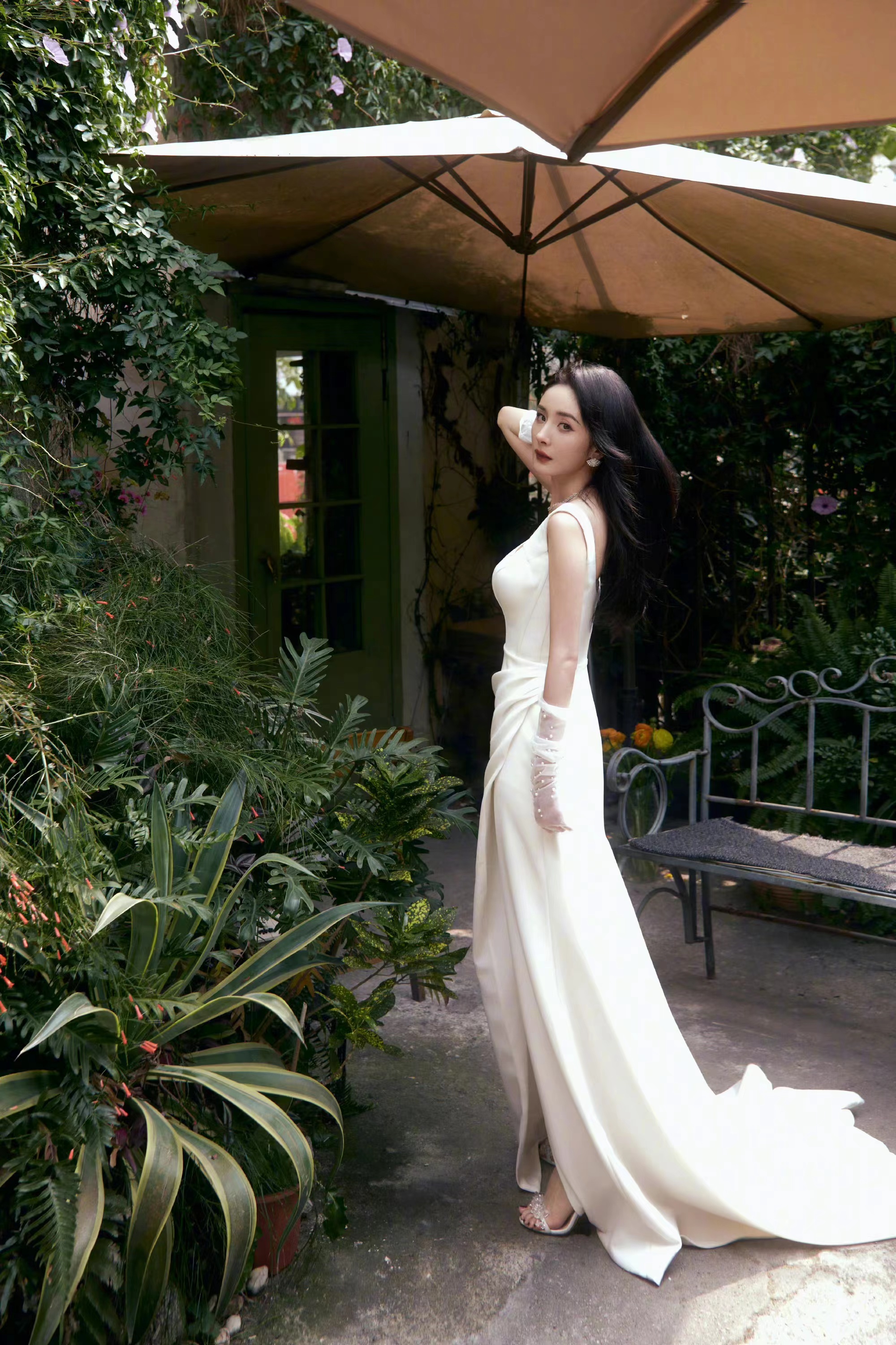 杨幂出席活动,穿一条白色长裙搭配薄纱手套,温婉优雅又迷人! 