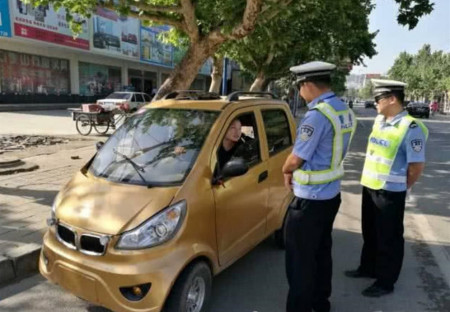 开老年代步车上路被抓,大爷不服气反问交警:买车的时候你哪去了(图3) 开老年代步车上路被抓,大爷不服气反问交警:买车的时候你哪去了(图3)