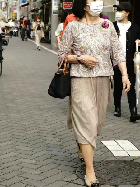 日本平均65岁老年人，夏天“不露胳膊不露腿”，比小姑娘还会穿