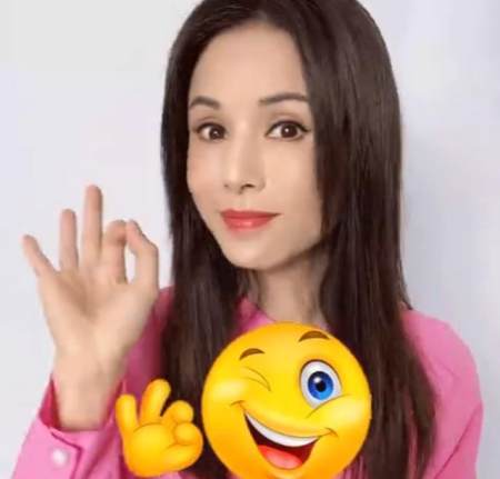 54岁李若彤秀身材,对镜头晒胳膊大块肌肉,网友:小龙女变壮汉了