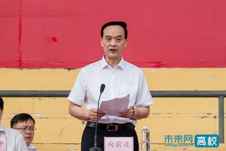 该校党委书记向前进,党委副书记,校长顿祖义,党委副书记,副校长汪兴平