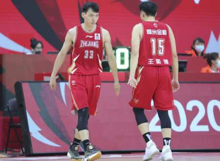 浙江VS广州，辽篮教练杨鸣再度现身，为何他总在观众席上看球呢？