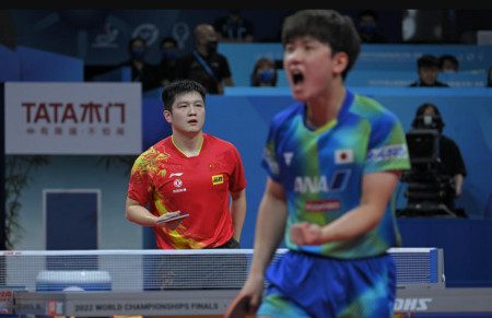3：2险胜！中国男队晋级决赛，解说员激动落泪，张本智和进步神速
