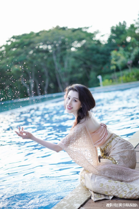 “孔雀公主”葛天晒异域风情美照,优雅迷人皮肤白到发光(图4) “孔雀公主”葛天晒异域风情美照,优雅迷人皮肤白到发光(图4)