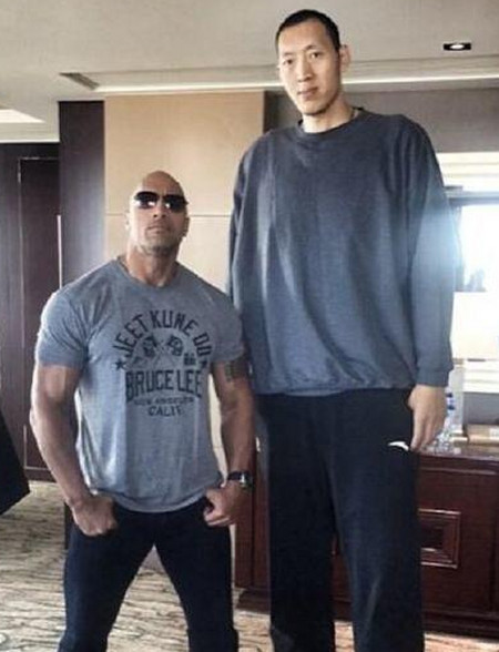 普通人身材跟NBA球星差距大吗？看了强森跟球星的合影 你就懂