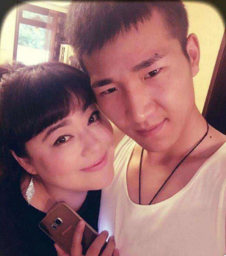 李菁菁患癌后近况曝光,与小21岁老公当街吵架,男方嬉笑不理会(图9) 李菁菁患癌后近况曝光,与小21岁老公当街吵架,男方嬉笑不理会(图9)