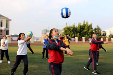 玉溪八中体育课上,学生们正在练习排球. 主管部门:体育工作关口前移