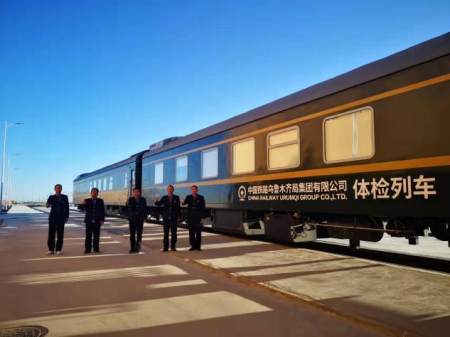 格库铁路高原站区首次迎来体检列车