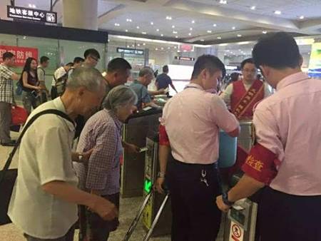 60岁以上老人“有福了”,铁路部门给出4个特权,以后出行更方便(图2) 60岁以上老人“有福了”,铁路部门给出4个特权,以后出行更方便(图2)