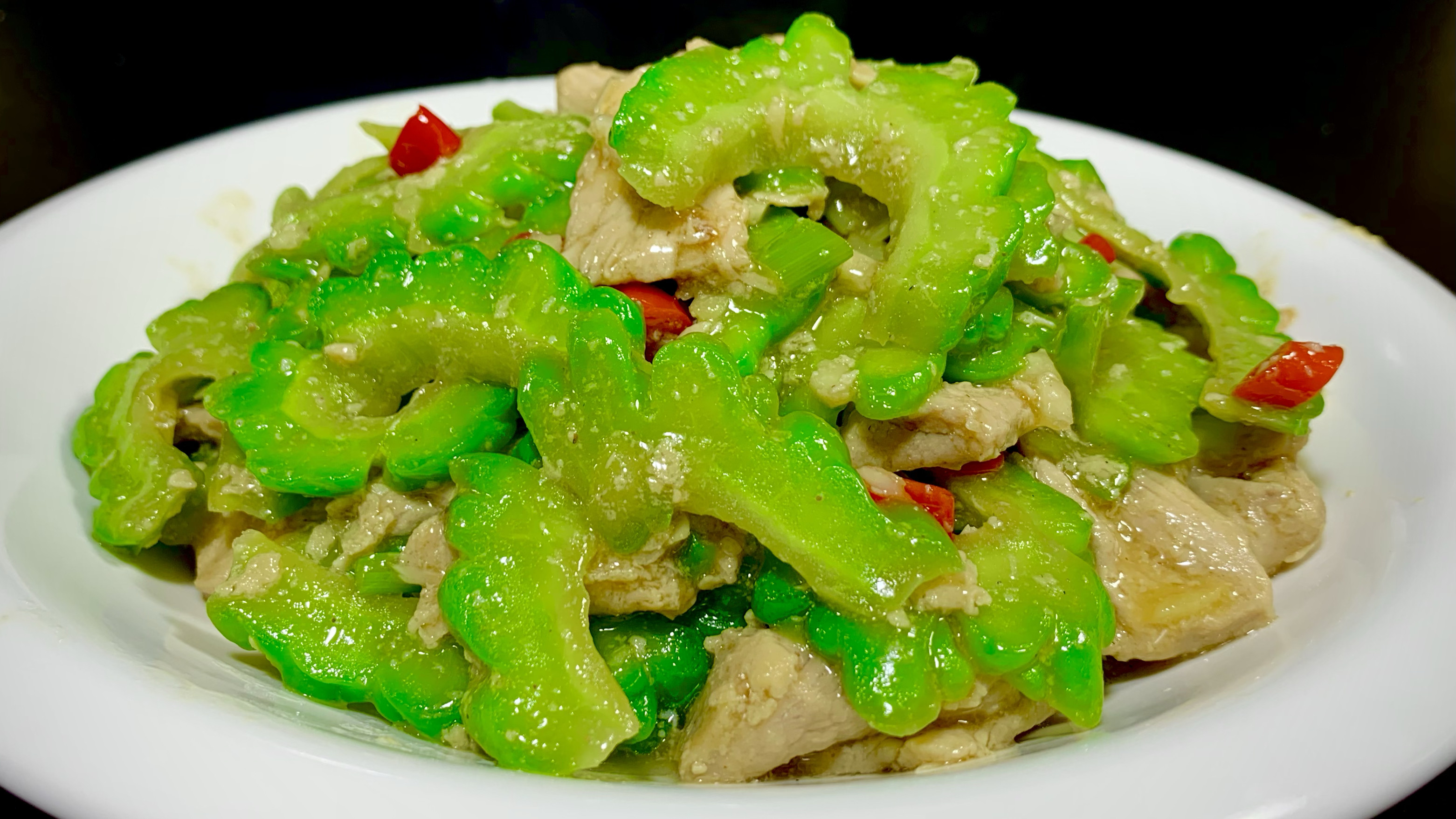 老厨师教你诀窍,苦瓜翠绿鲜香,肉片鲜嫩